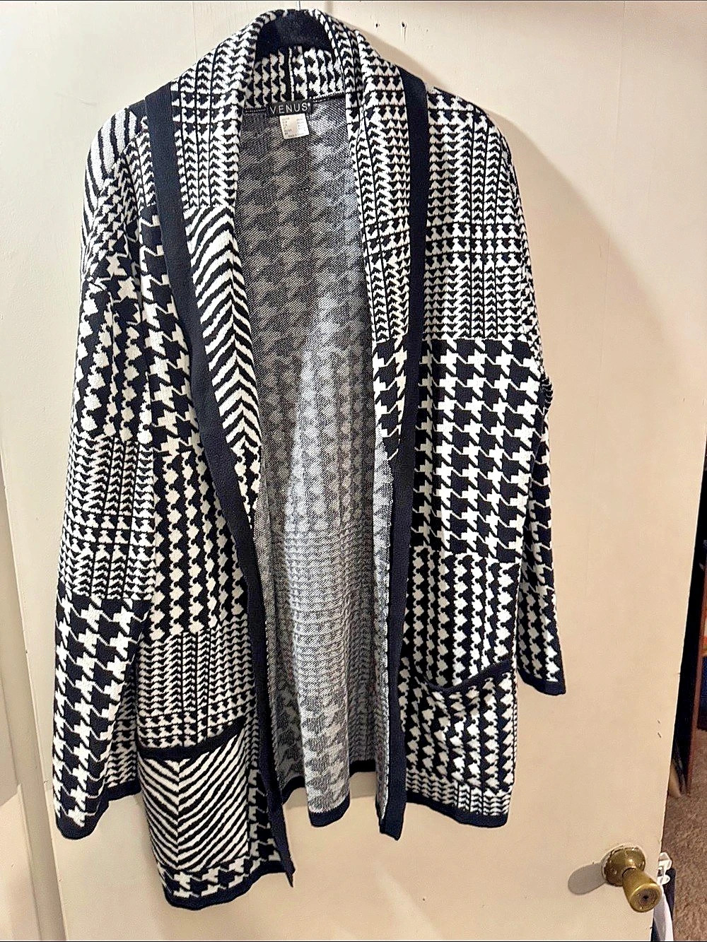 Venus Women's Black & White Pattern Cardigan Size Large Like New